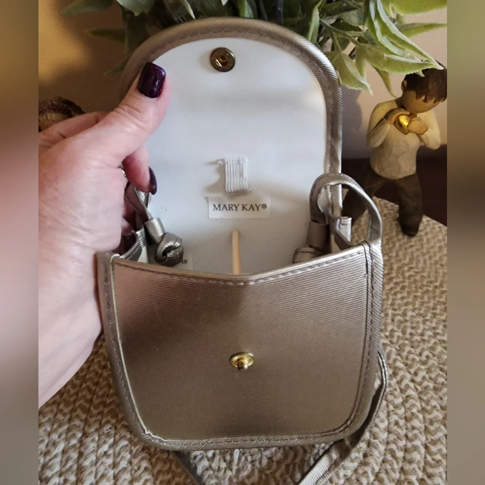 Y2K ~ Mary Kay Gold Cosmetic Bag